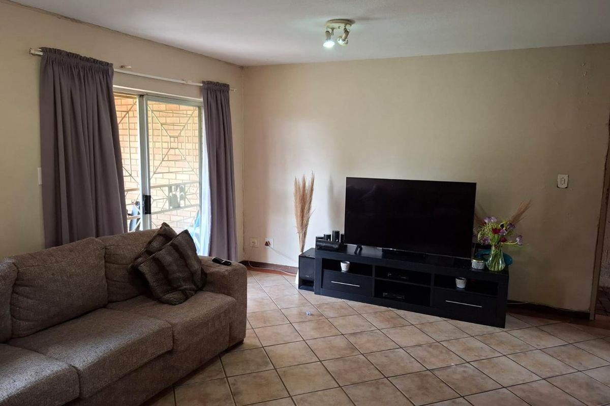 Two bedroom apartment in secure complex - Photo 3