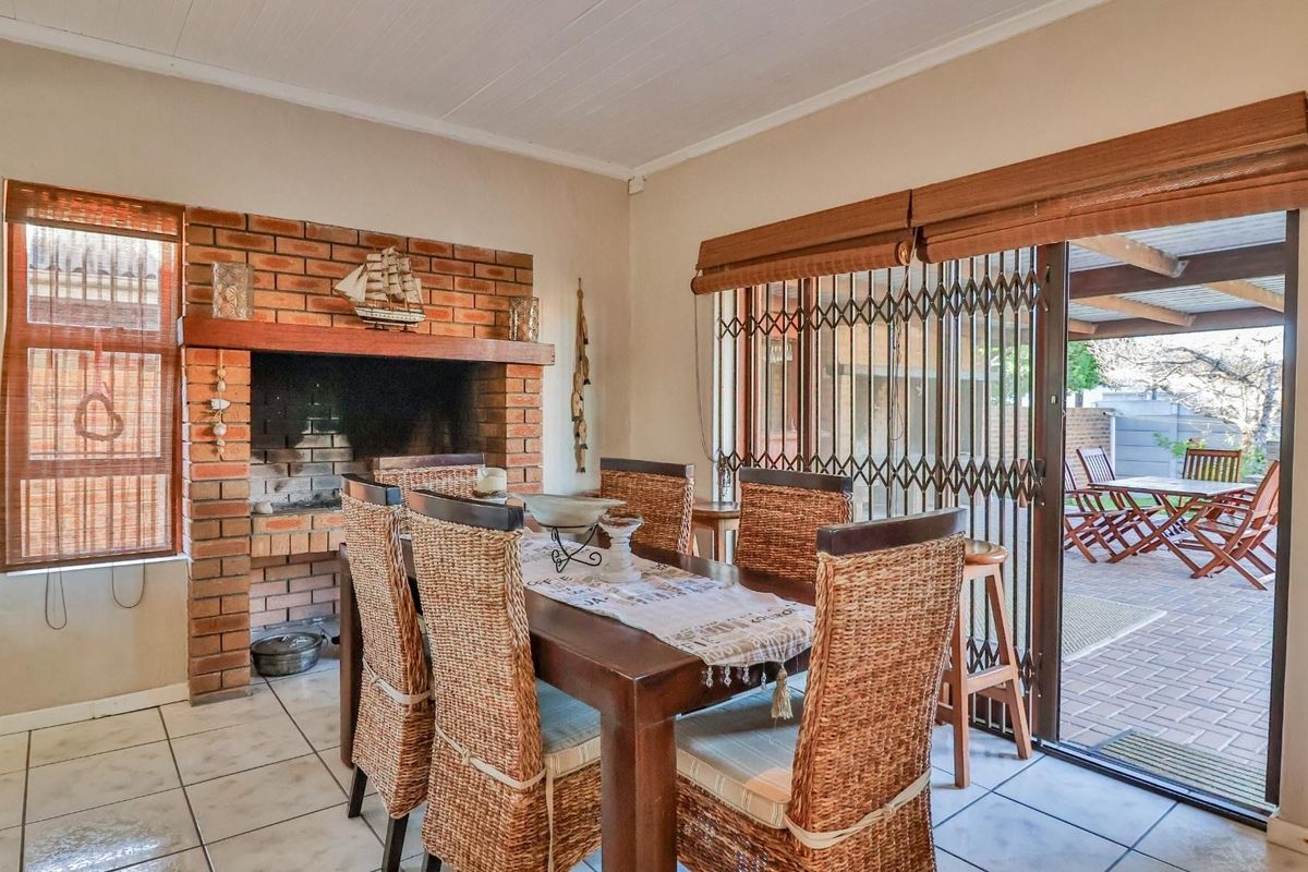 Charming 3-Bedroom Beachside Home in Franskraal - Photo 5