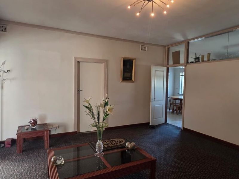 Spacious 5-Bedroom Family Home or Office Space To Let in Bluff Shared Property - Photo 5