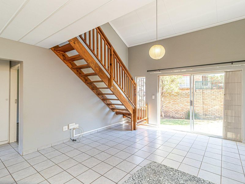 3 Bedroom 2 Bathroom Duplex Townhouse For Sale in Wilgeheuwel - Photo 7