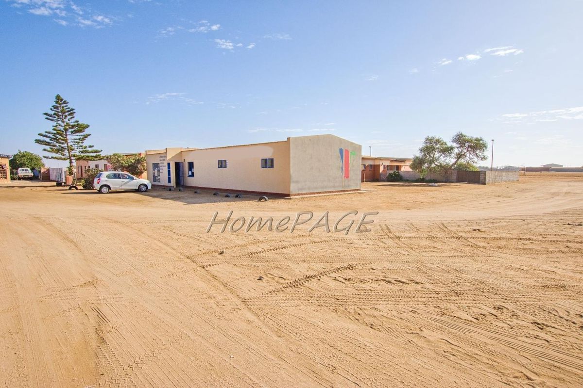 Light Industrial Area, Henties Bay:  Warehouse/Workshop with Flat is for Sale - Photo 3