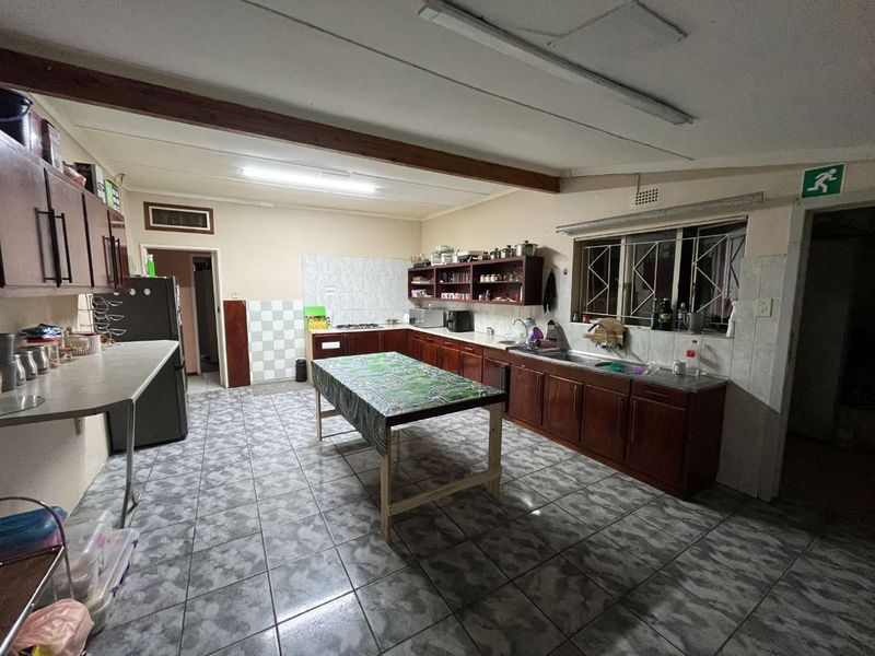 Spacious Family Home with Separate Flatlet – Ideal for Extended Living - Photo 4