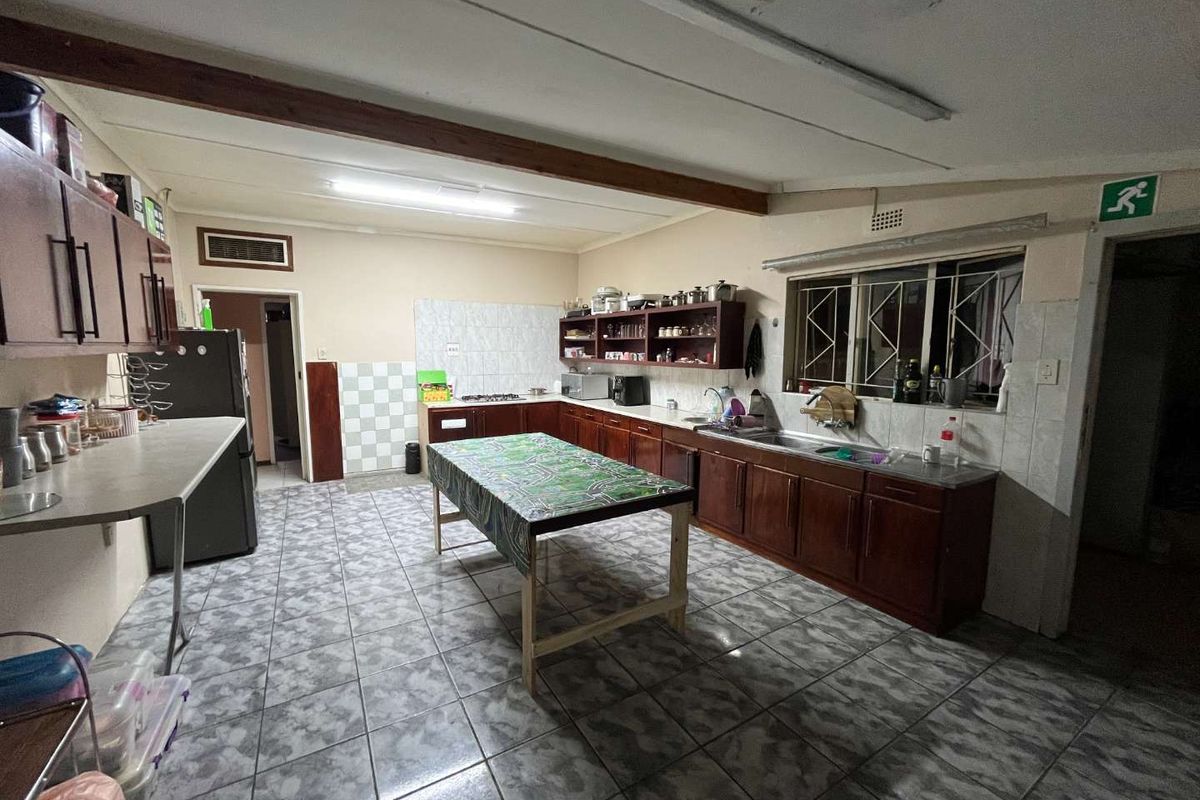 Spacious Family Home with Separate Flatlet – Ideal for Extended Living - Photo 4