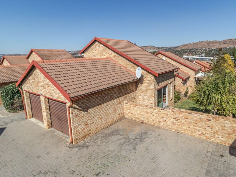 3 Bedroom 2 Bathroom Duplex Townhouse For Sale in Wilgeheuwel - Photo 2