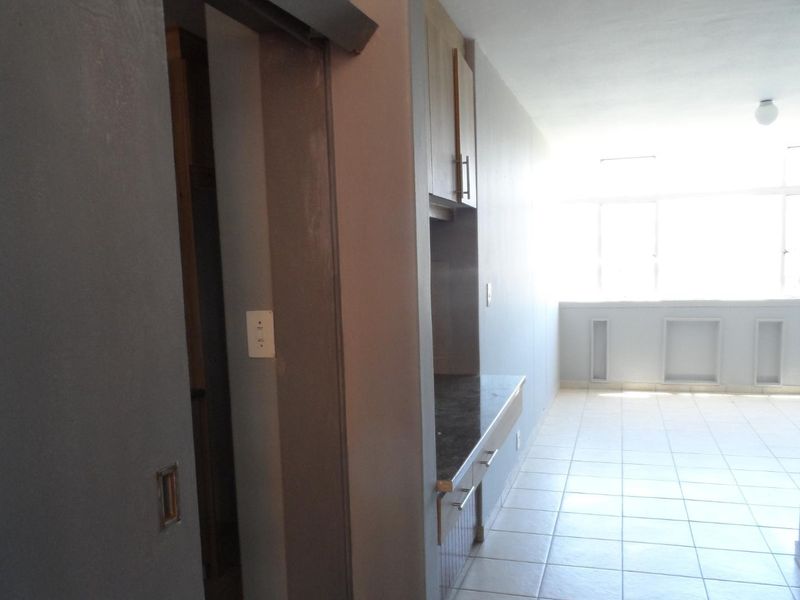 BACHELOR APARTMENT - Photo 3