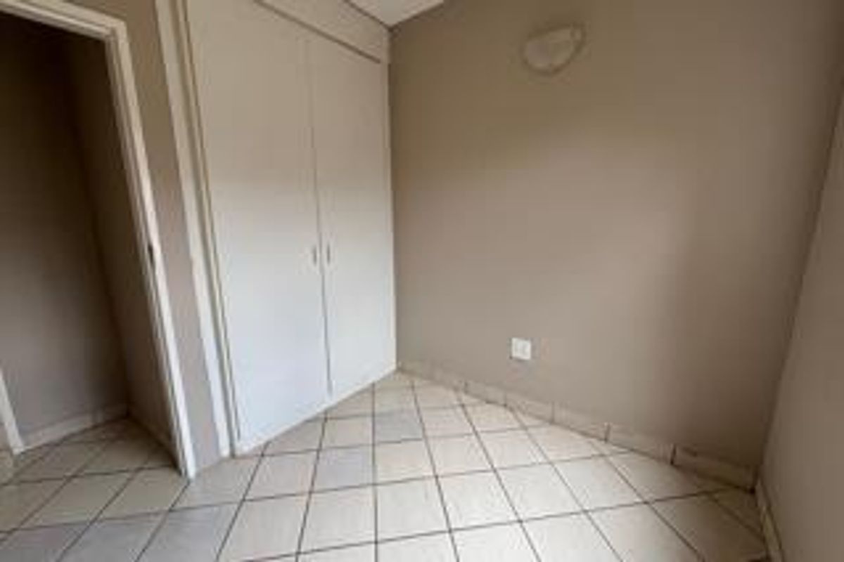Modern 2-Bedroom Apartment For Sale in Protea Glen - Photo 4