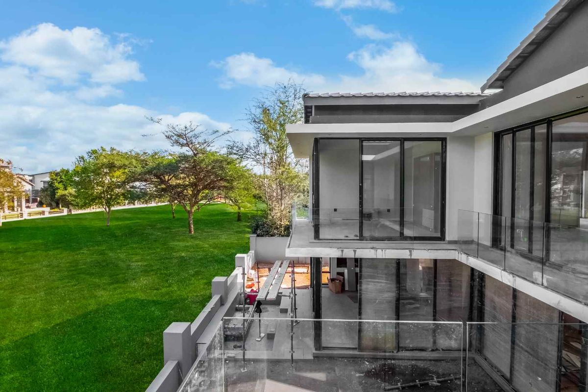Contemporary Elegance Meets Estate Living - Photo 2