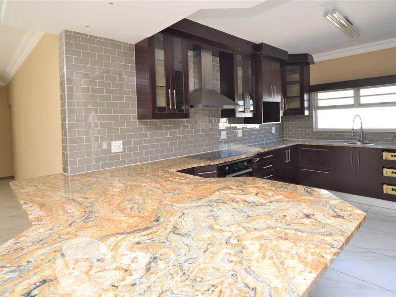 3 Bedroom home with 2 Bedroom flat - Photo 9