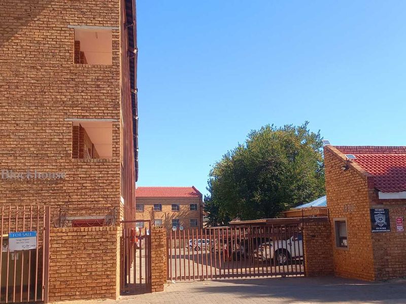 A 2 BEDROOM APARTMENT - Photo 2