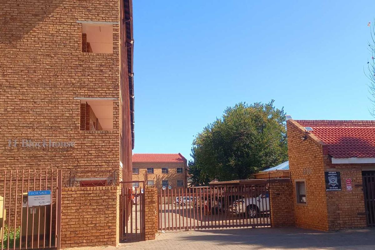 A 2 BEDROOM APARTMENT - Photo 2