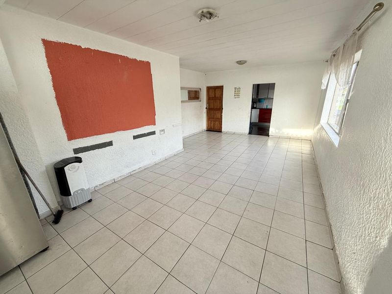 Hidden Spacious  2 Bedroom Apartment in Birchleigh  Kempton Park - Photo 8