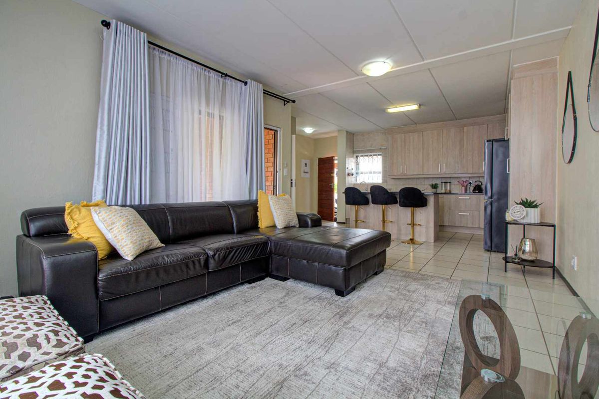 Stylish, Practical, and Spacious Living - Photo 5