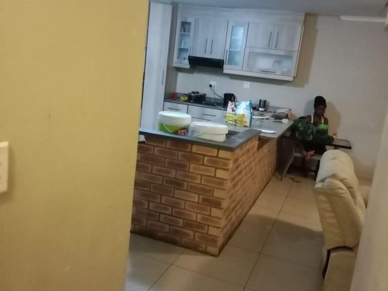 Lovely Umbumbulu Home Modern Kitchen  Spacious Living  Great Value - Photo 3