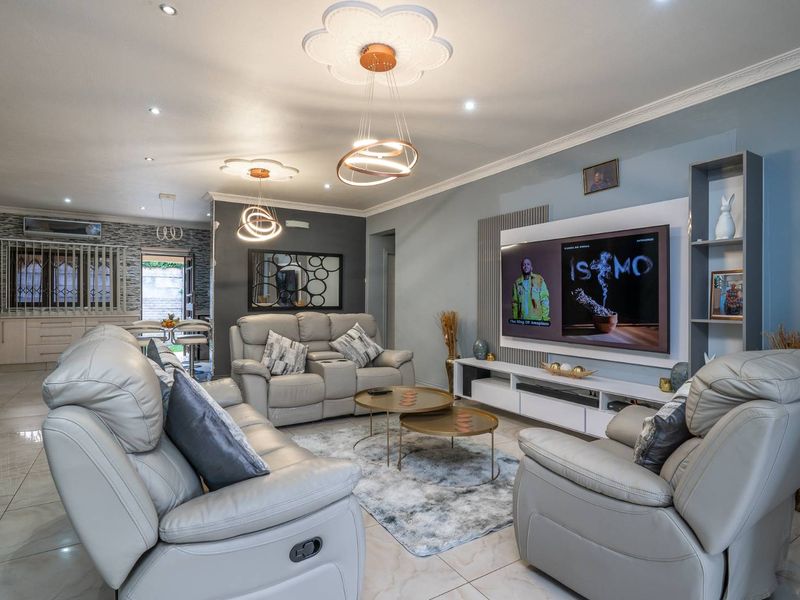 EXQUISITE 4 BEDROOM HOME IN SOUGHT AFTER AREA - Photo 8