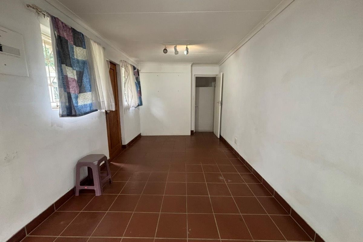 Charming 1-Bedroom Cottage with Covered Parking & Backup Power - Photo 3