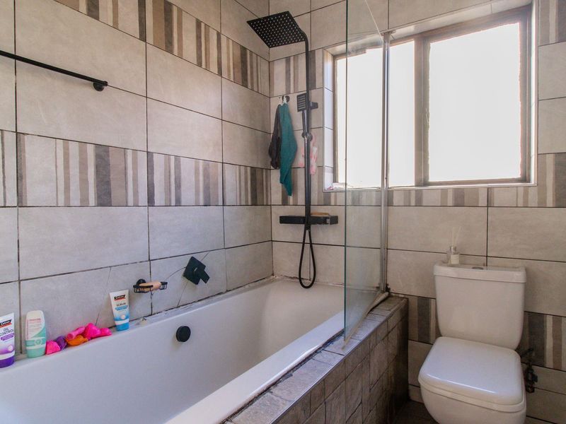 **Charming 2-Bedroom Ground Floor Apartment for Sale in Mondeor** - Photo 6