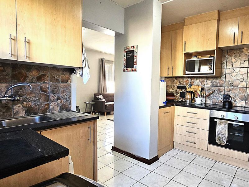 Pet-Friendly Gem with Spacious Living in Radiokop - Photo 6
