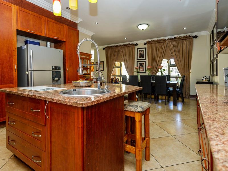 Luxury 5-Bedroom Family Home with Study, 3 Garages & Exceptional Entertainment - Photo 9