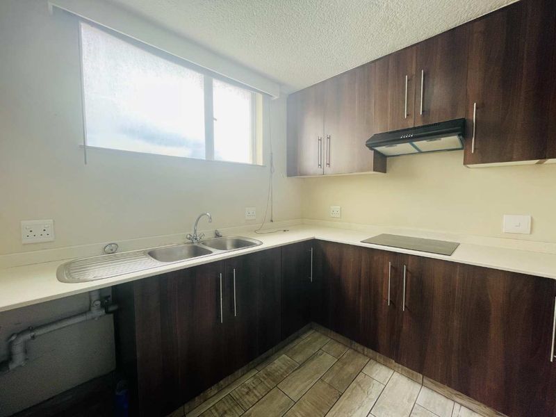 Hendra - Spacious 3 Bedroom apartment with sea views and 24 hour security - Photo 3