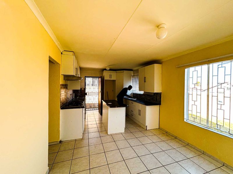 Start Your next Chapter in this Charming Naturena Home! - Photo 6