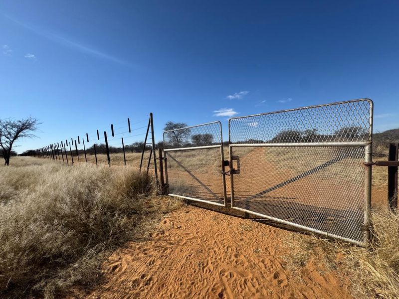 Looking to invest in your own piece of Namibian farmland? This incredible opportunity offers space, structure, and serious farming potential. - Photo 3