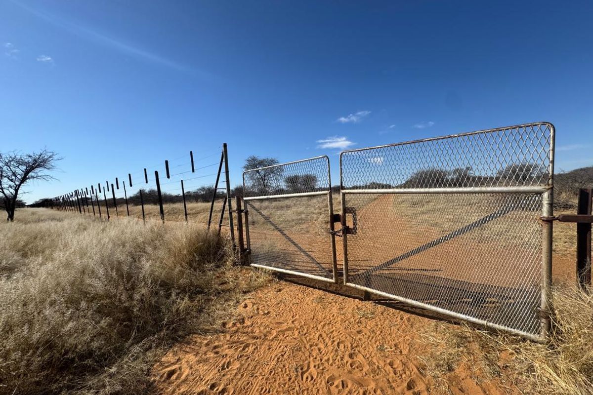 Looking to invest in your own piece of Namibian farmland? This incredible opportunity offers space, structure, and serious farming potential. - Photo 3