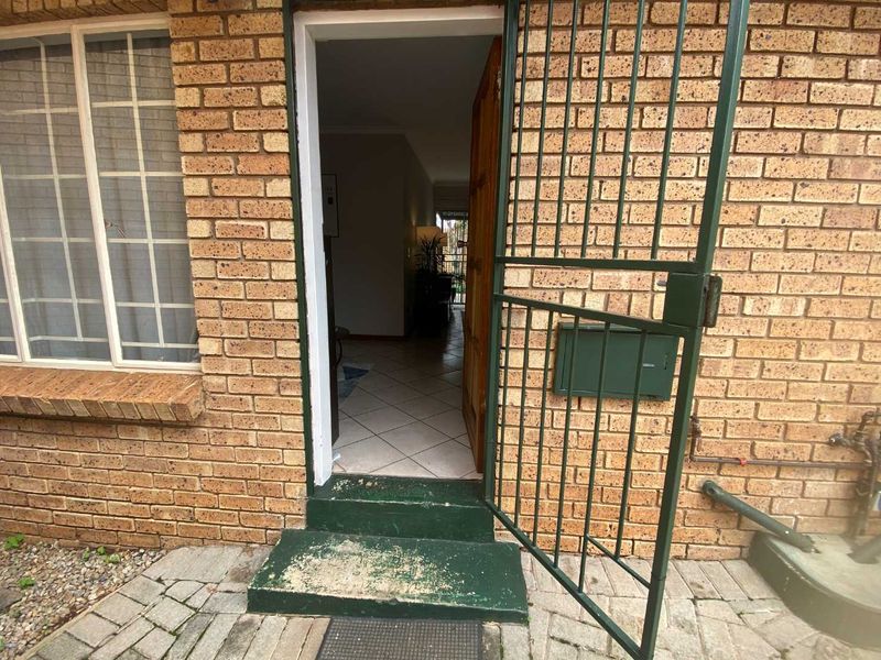 2 Bedroom Townhouse in Highveld Estate. - Photo 4