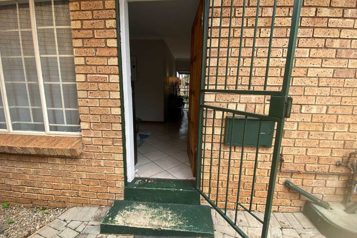 2 Bedroom Townhouse in Highveld Estate. - Photo 4