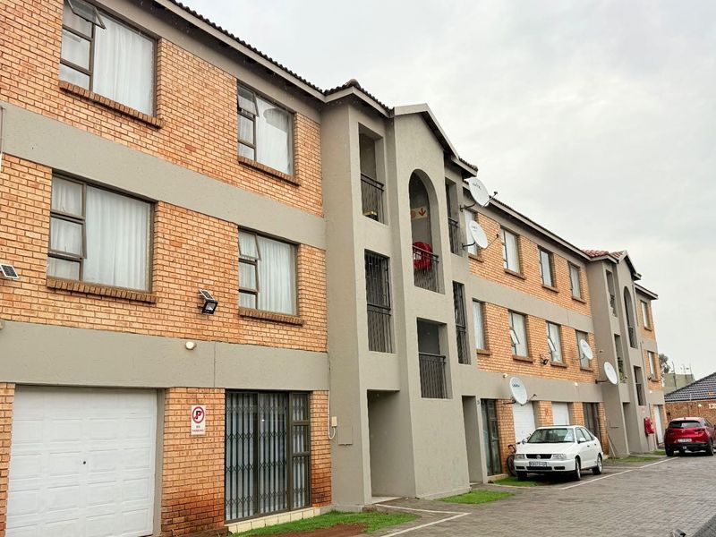 Charming 2bedroom with Garden: Steps from City Center! - Photo 2