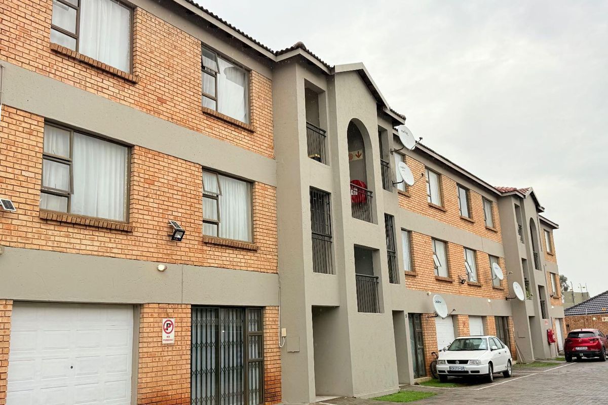 Charming 2bedroom with Garden: Steps from City Center! - Photo 2