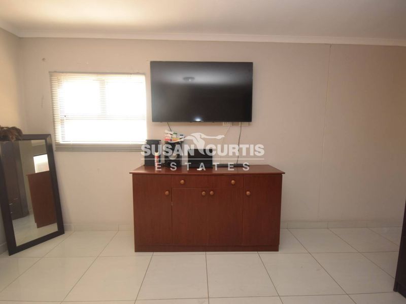 Live & Earn: 3 Bedroom Main House Plus 3 Private Flats - Photo 5