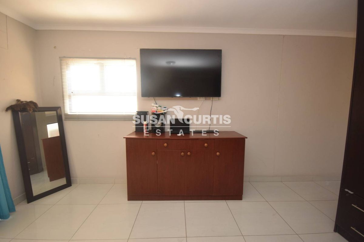 Live & Earn: 3 Bedroom Main House Plus 3 Private Flats - Photo 5