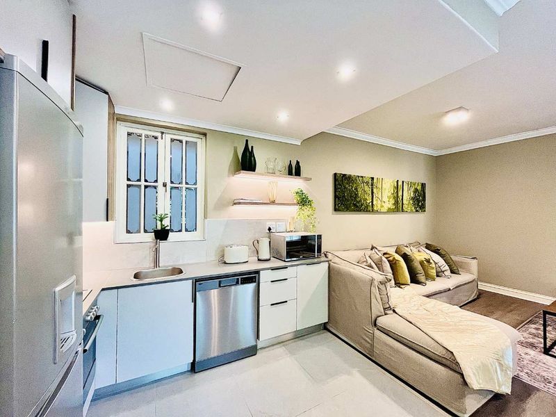 Furnished Executive Apartment Minutes from Sandton Business Hub - Photo 8