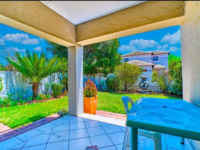 Staggering Cluster house in Midrand Vorna Valley right across Mall of Africa - Photo 4