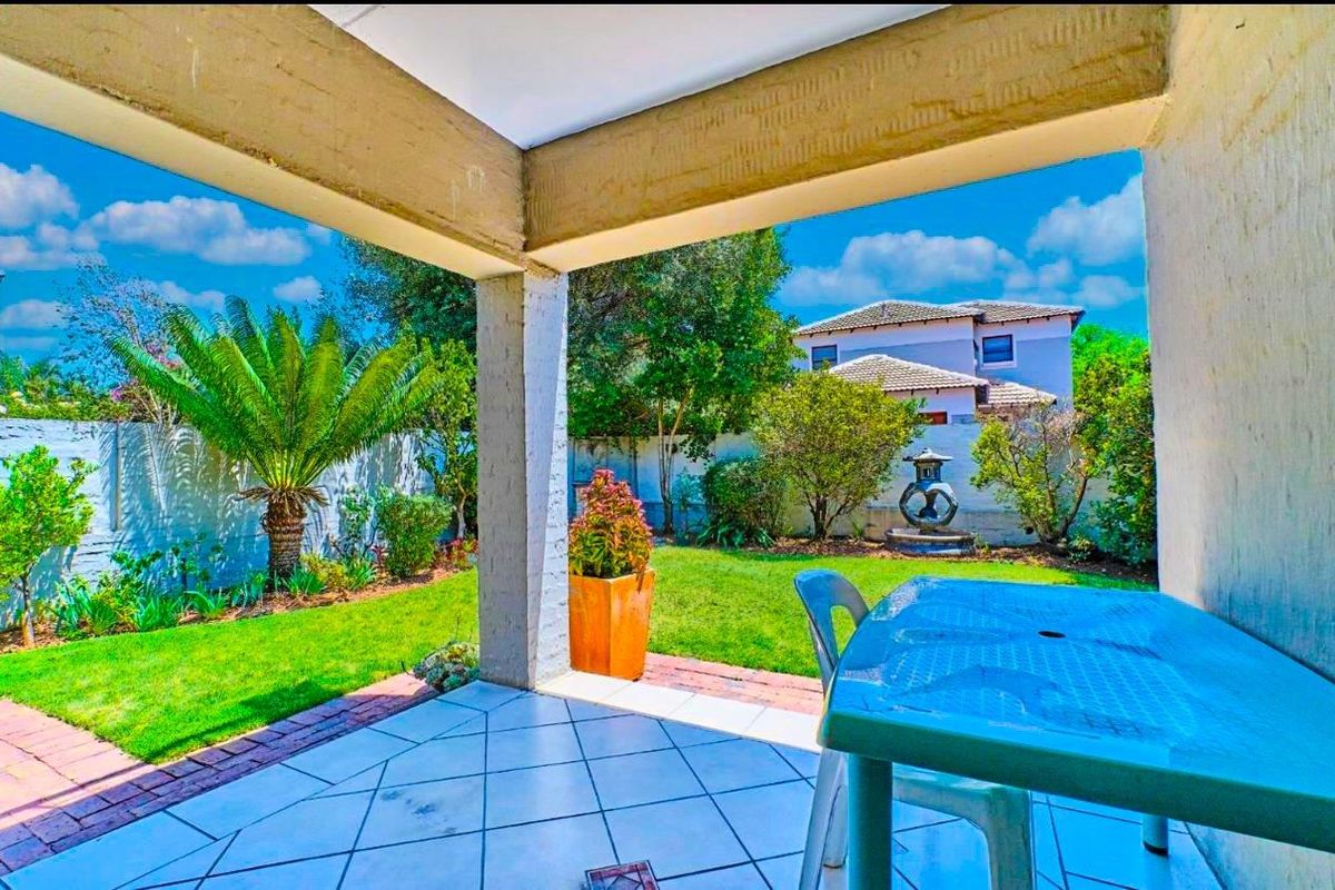 Staggering Cluster house in Midrand Vorna Valley right across Mall of Africa - Photo 4