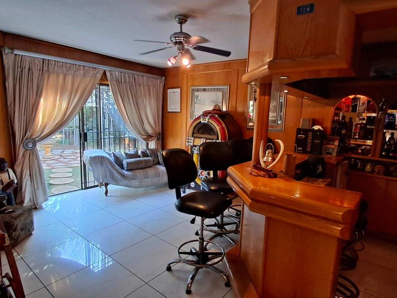 Double story Entertainers offering Luxoury, Security and Privacy - Photo 8