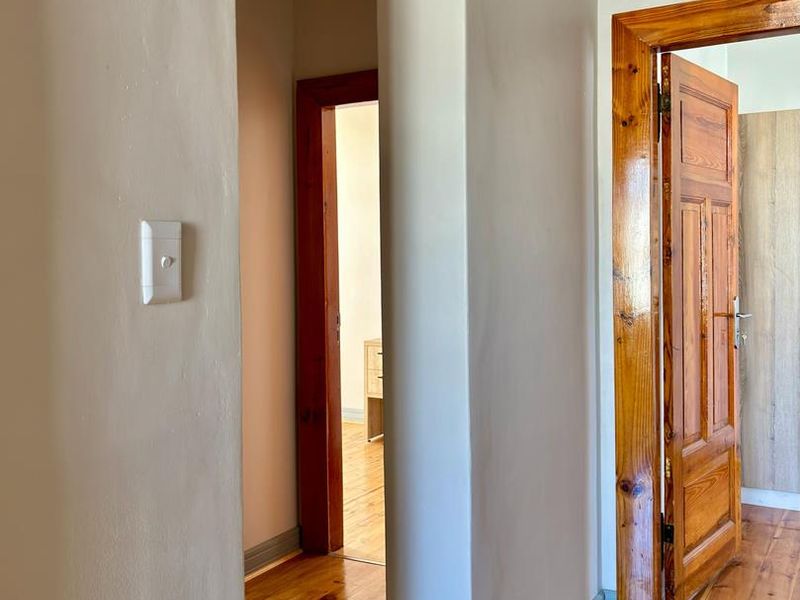 🏡 Modernized 5-Bedroom Home with Flat & Tandem Garage – Lüderitz - Photo 5