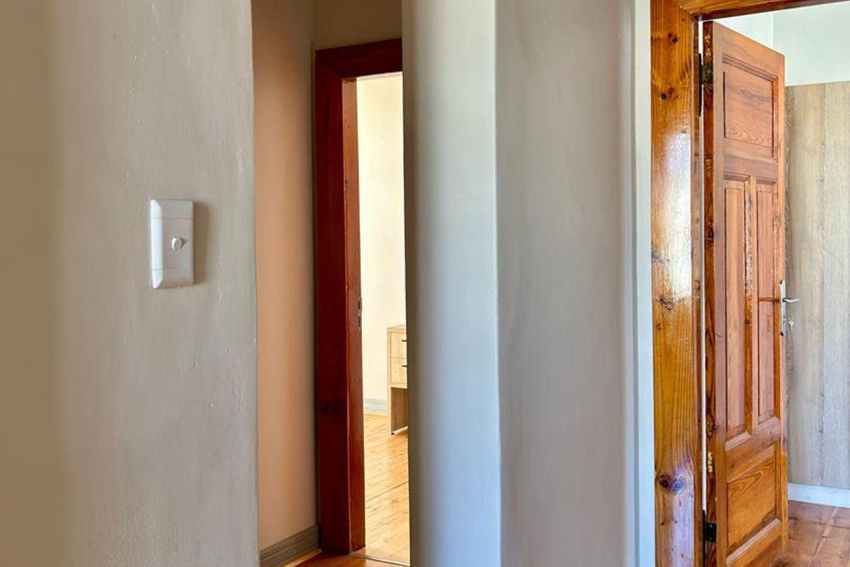 🏡 Modernized 5-Bedroom Home with Flat & Tandem Garage – Lüderitz - Photo 5