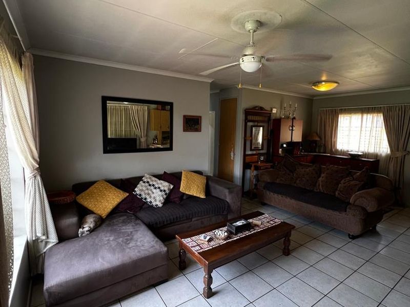 Spacious 3-bedroom town house is your home - Photo 4