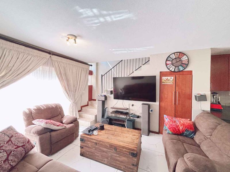 Spacious Three Bedroom Duplex for Sale in Heuwelsig - Photo 3