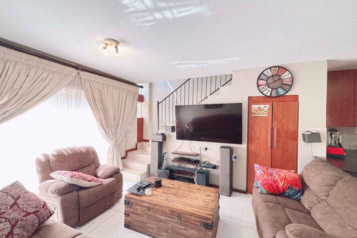 Spacious Three Bedroom Duplex for Sale in Heuwelsig - Photo 3