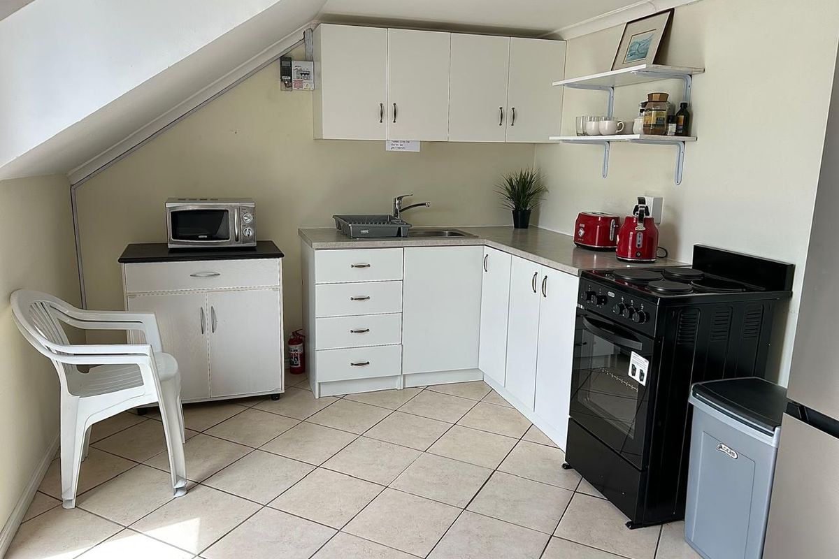 Furnished 2-Bed Apartment in Secure Hermanus Coastal Estate - Photo 4