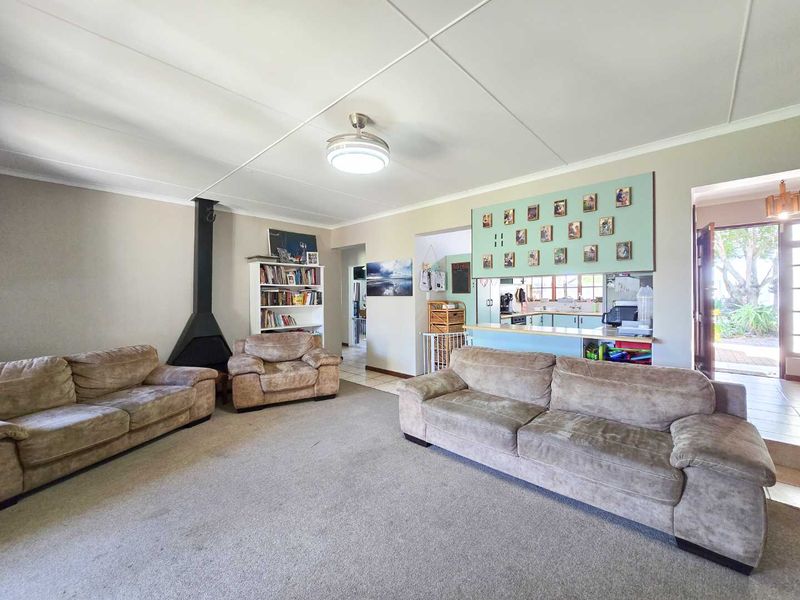 Charming 3 Bedroom family home for sale in Stilbaai-Wes. - Photo 5