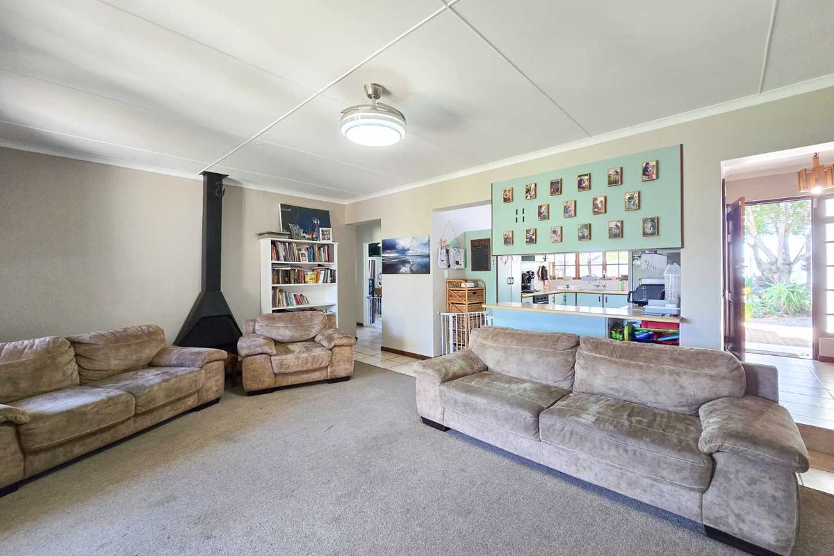 Charming 3 Bedroom family home for sale in Stilbaai-Wes. - Photo 5