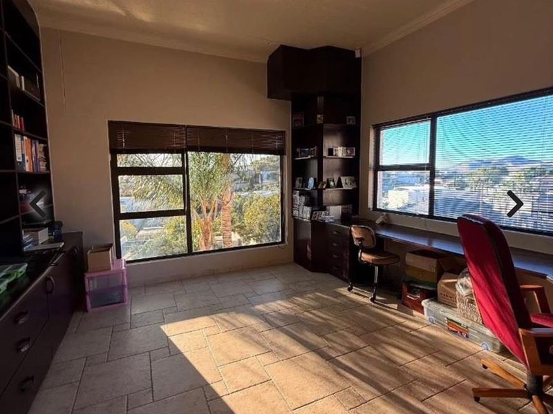 🏡 Beautiful Family Home in Highly-Sought Ludwigsdorf - Photo 8