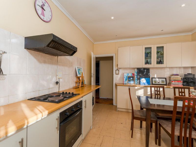 Spacious 6-Bedroom Family Home with Dual-Living Potential in Retreat - Photo 7