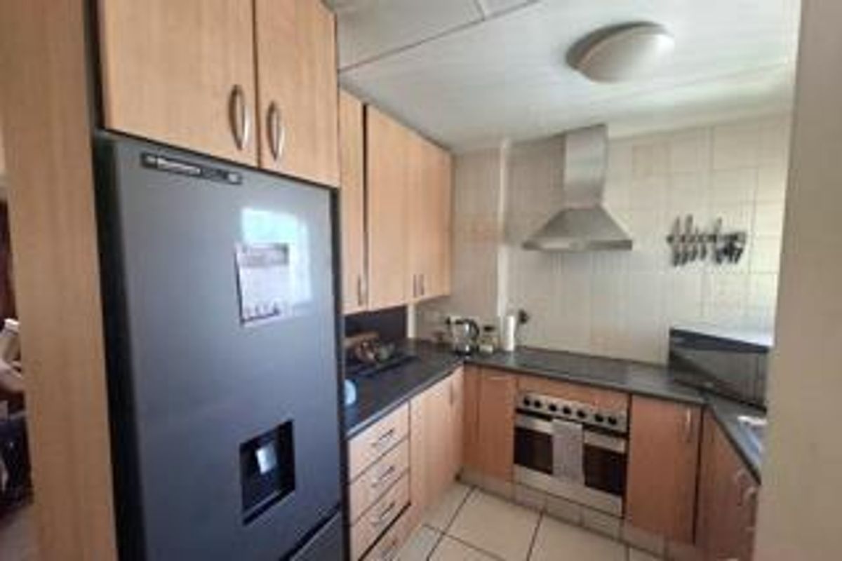 2 Bedroom Townhousse in Verwoerdpark - Photo 3
