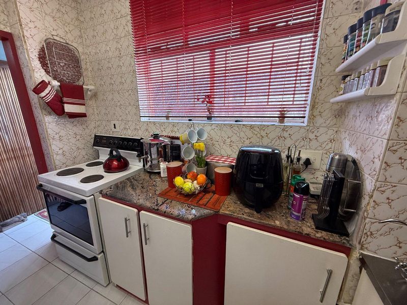 Spacious 3-Bedroom, 2-Bathroom Apartment With Beautiful Views - Photo 7