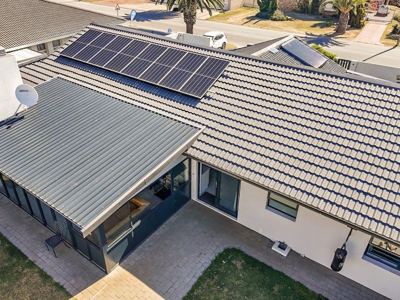 Stylish coastal retreat minutes from the shore - Photo 2