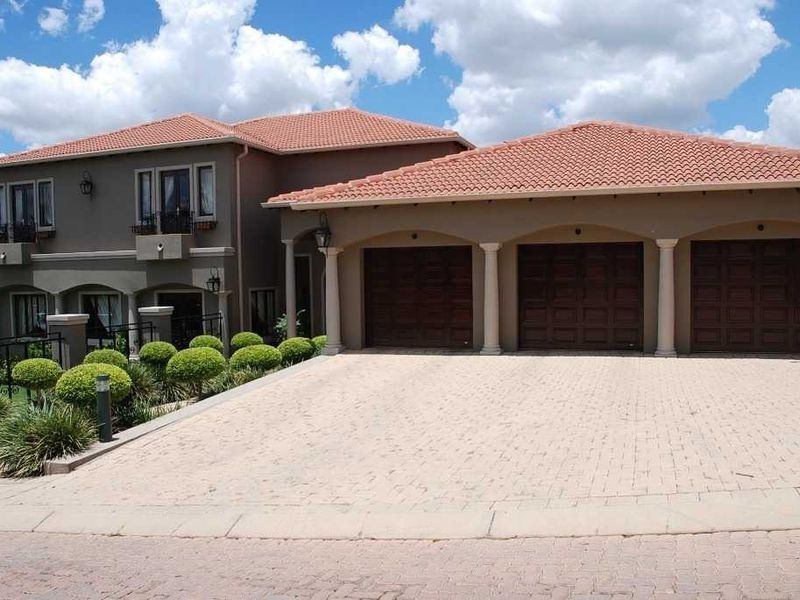 Elegant Family Living in the Prestigious Featherbrooke Estate - Photo 2